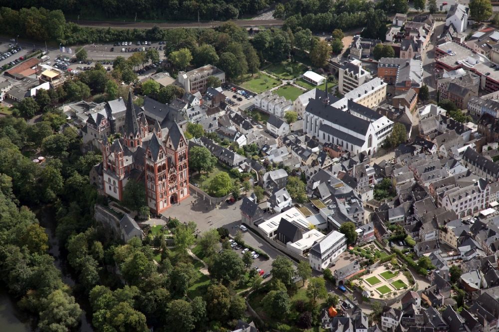 Limburg an der Lahn aus der Vogelperspektive: Kirchengebäude des Doms Sankt Georg in Limburg an der Lahn im Bundesland Hessen