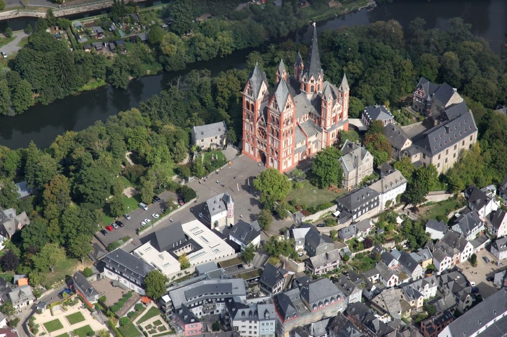 Limburg an der Lahn aus der Vogelperspektive: Kirchengebäude des Doms Sankt Georg in Limburg an der Lahn im Bundesland Hessen