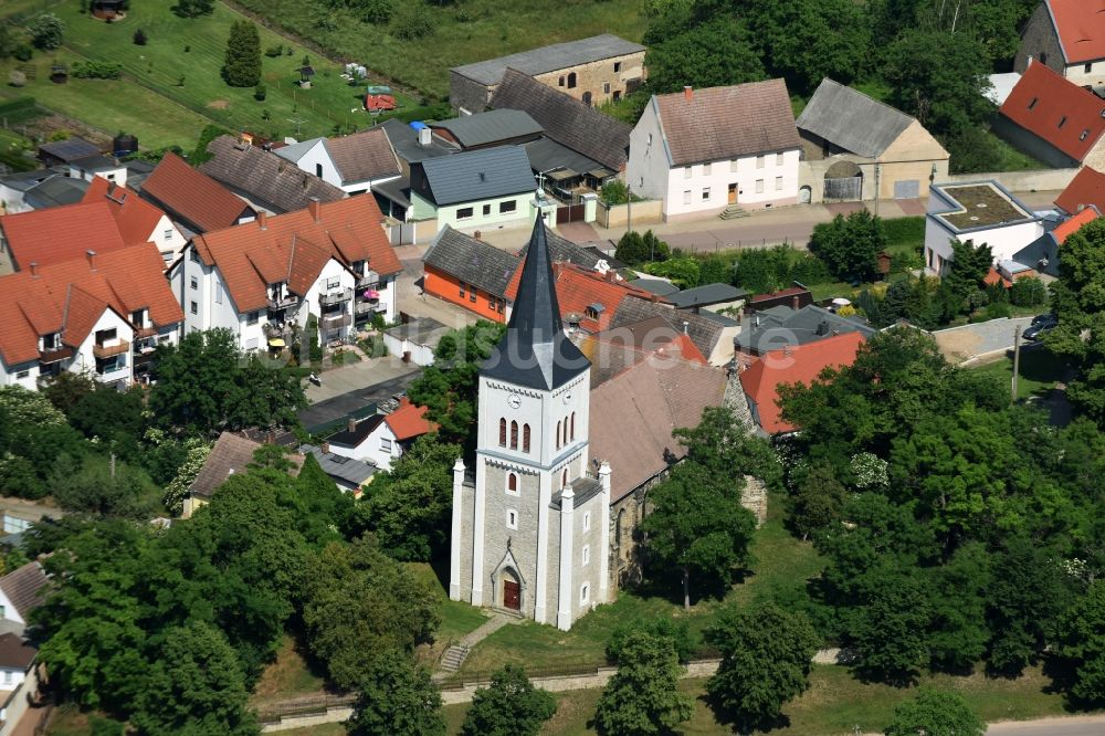 Luftaufnahme Plötzkau - Kirchengebäude im Dorf Plötzkau im Bundesland Sachsen-Anhalt