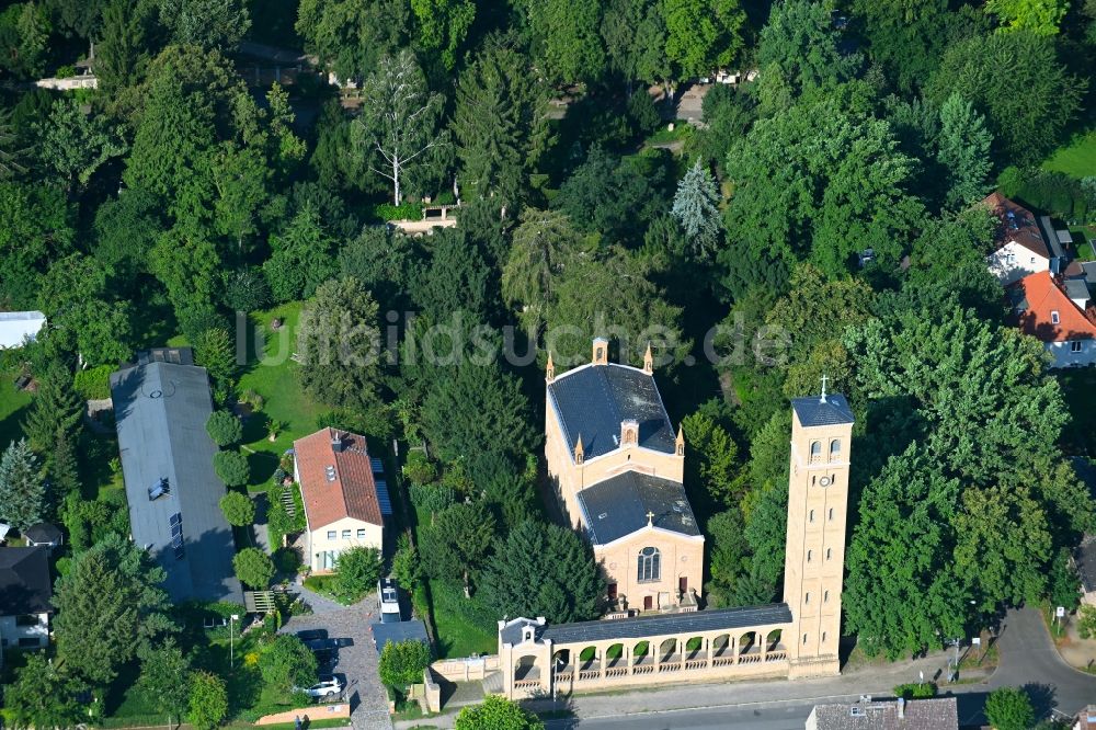 Luftaufnahme Potsdam - Kirchengebäude der Dorfkirche Bornstedt im Ortsteil Bornstedt in Potsdam im Bundesland Brandenburg, Deutschland