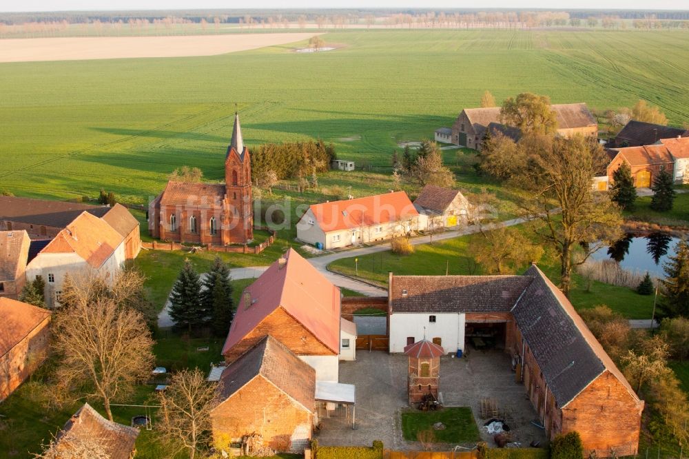 Niederer Fläming aus der Vogelperspektive: Kirchengebäude der Dorfkirche in Niederer Fläming im Bundesland Brandenburg
