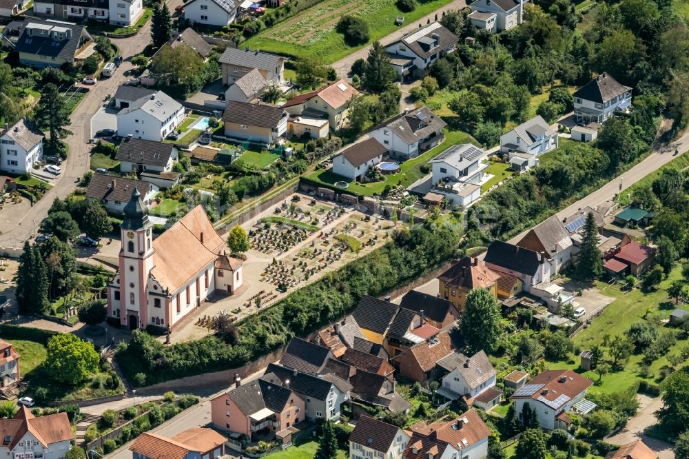 Luftaufnahme Altdorf - Kirchengebäude in der Dorfmitte in Altdorf im Bundesland Baden-Württemberg, Deutschland