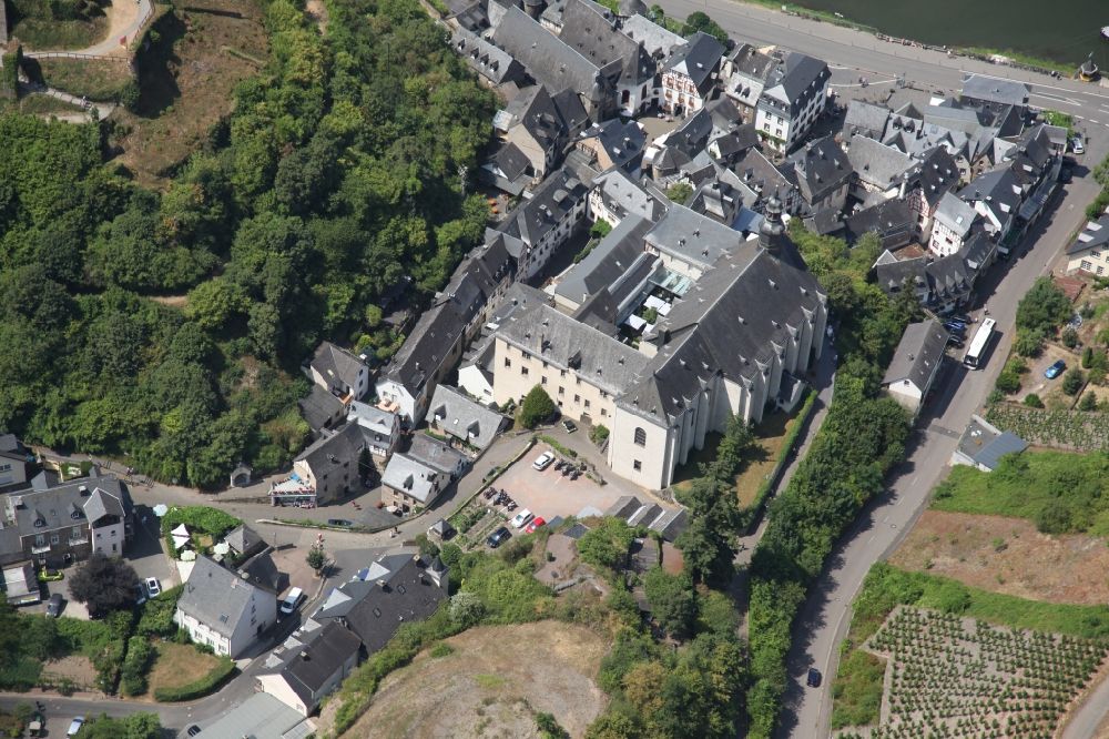 Luftaufnahme Beilstein - Kirchengebäude in der Dorfmitte von Beilstein im Bundesland Rheinland-Pfalz, Deutschland