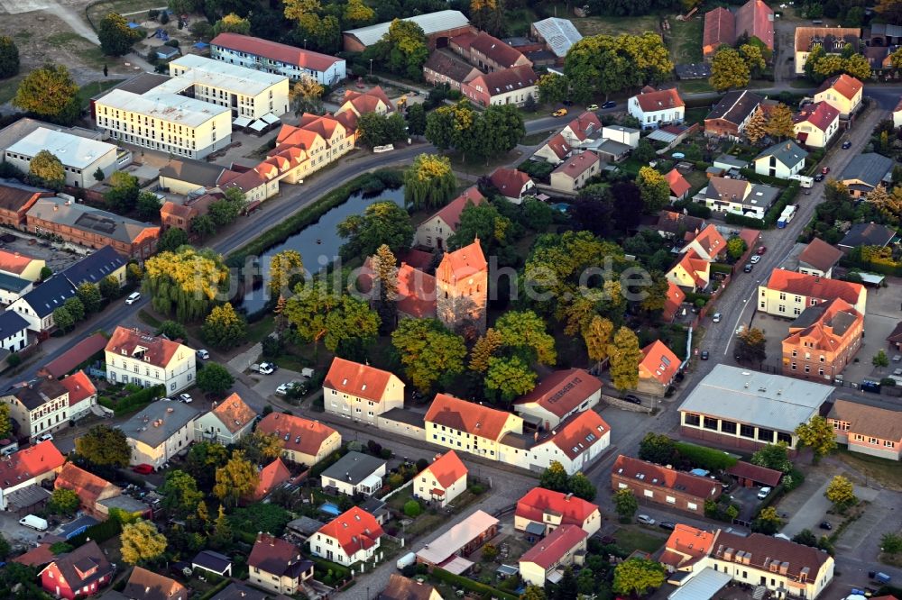 Luftaufnahme Ahrensfelde - Kirchengebäude in der Dorfmitte in Blumberg im Bundesland Brandenburg, Deutschland