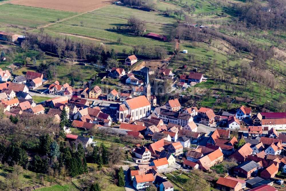 Luftbild Ettendorf - Kirchengebäude in der Dorfmitte in Ettendorf in Grand Est, Frankreich
