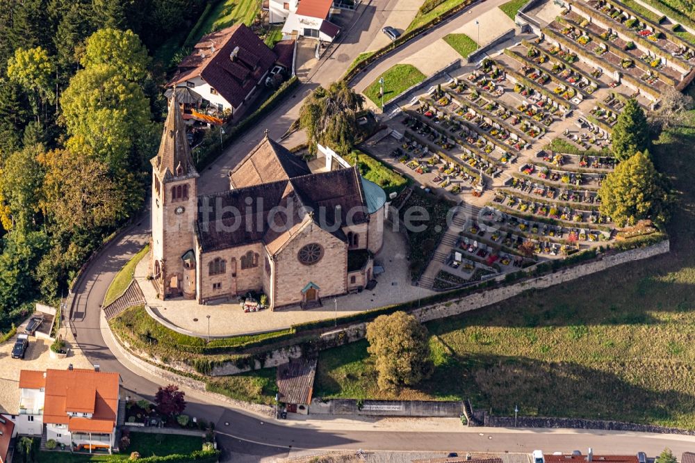 Fischerbach von oben - Kirchengebäude in der Dorfmitte in Fischerbach im Bundesland Baden-Württemberg, Deutschland