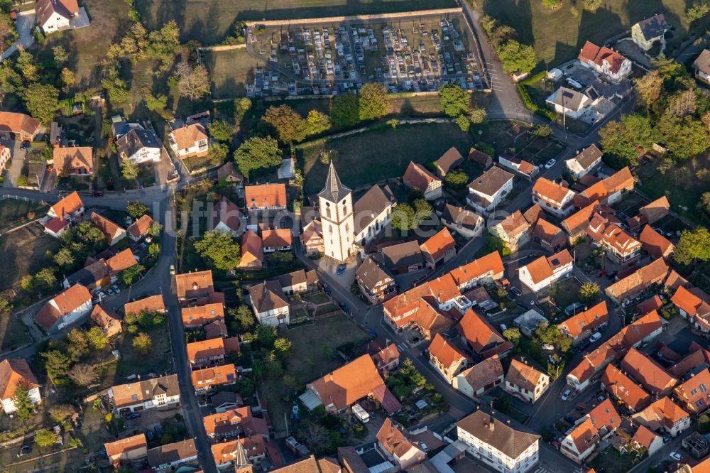Luftaufnahme Goersdorf - Kirchengebäude in der Dorfmitte in Gœrsdorf in Grand Est, Frankreich