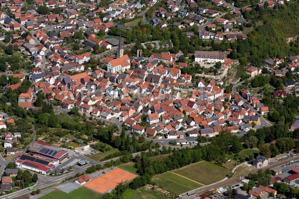 Luftaufnahme Grünsfeld - Kirchengebäude in der Dorfmitte in Grünsfeld im Bundesland Baden-Württemberg, Deutschland