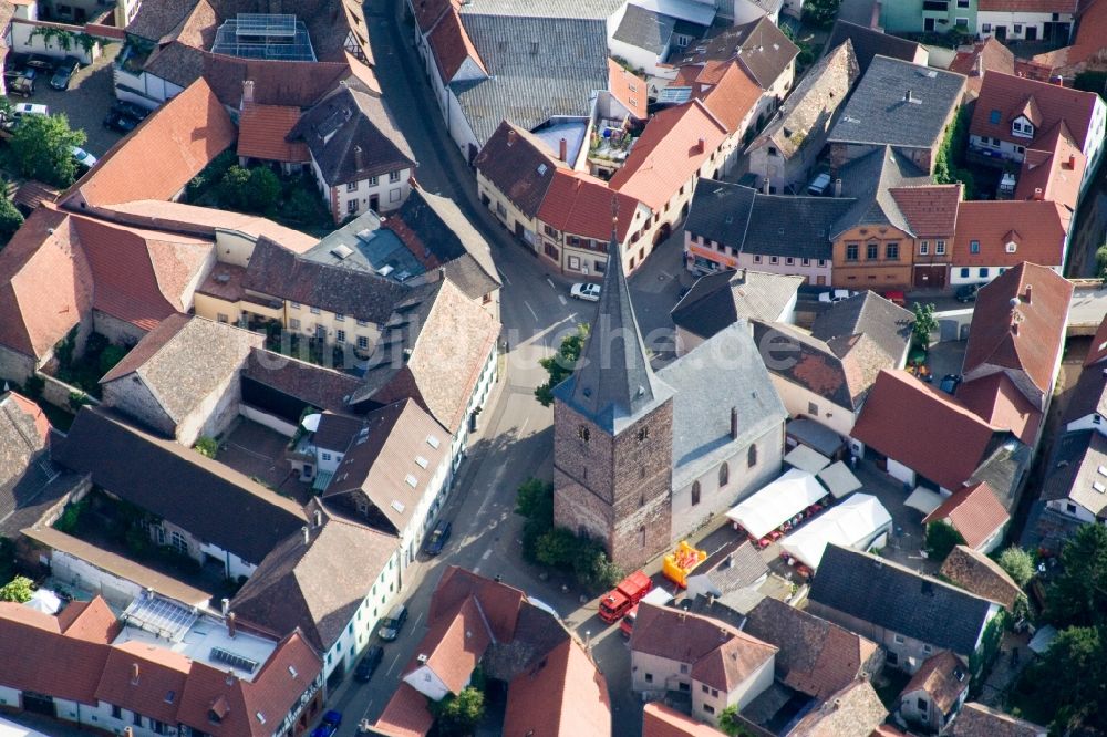 Großkarlbach aus der Vogelperspektive: Kirchengebäude in der Dorfmitte in Großkarlbach im Bundesland Rheinland-Pfalz