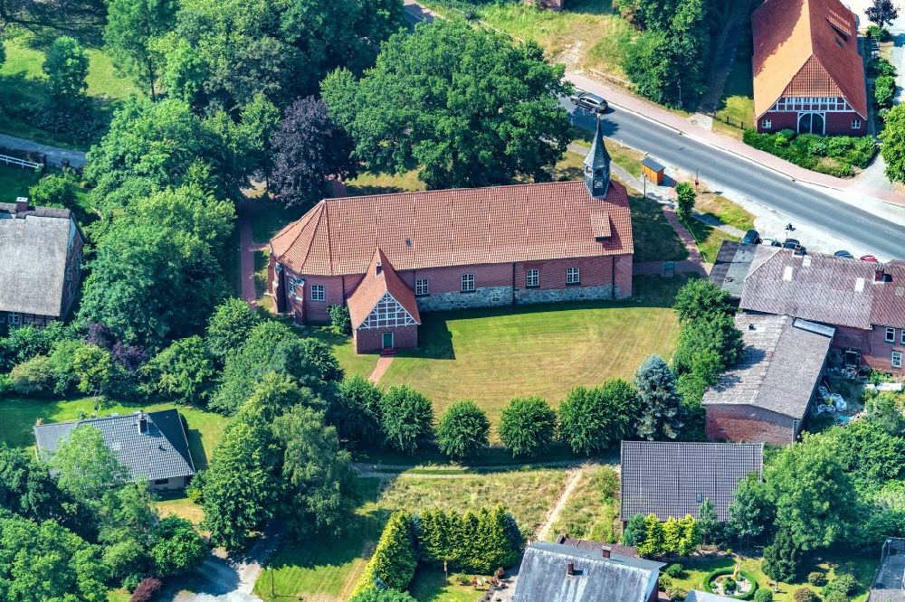 Luftaufnahme Hamelwörden - Kirchengebäude in der Dorfmitte in Hamelwörden im Bundesland Niedersachsen, Deutschland