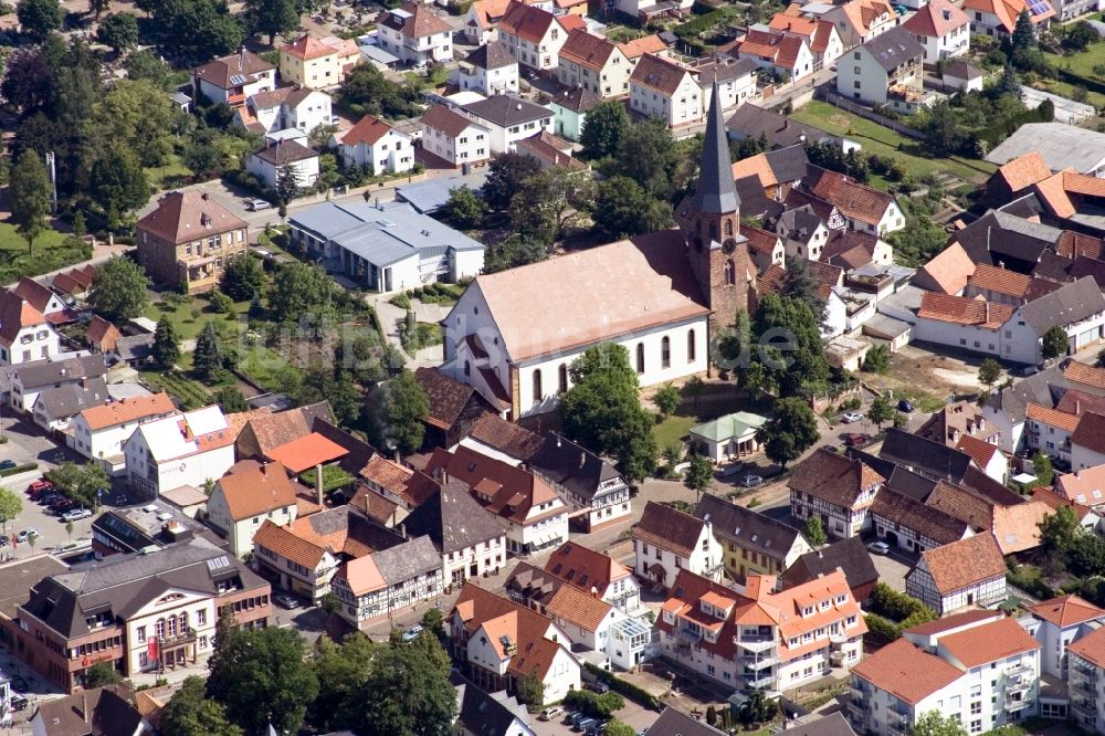 Luftaufnahme Herxheim bei Landau (Pfalz) - Kirchengebäude in der Dorfmitte in Herxheim bei Landau (Pfalz) im Bundesland Rheinland-Pfalz
