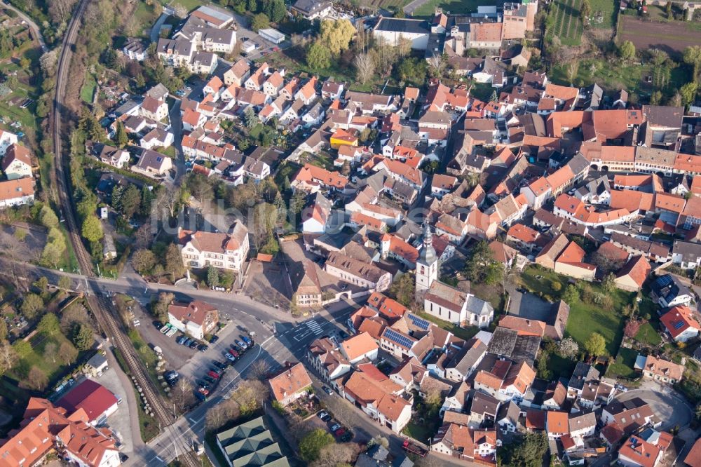 Luftaufnahme Kirchheim an der Weinstraße - Kirchengebäude in der Dorfmitte in Kirchheim an der Weinstraße im Bundesland Rheinland-Pfalz, Deutschland