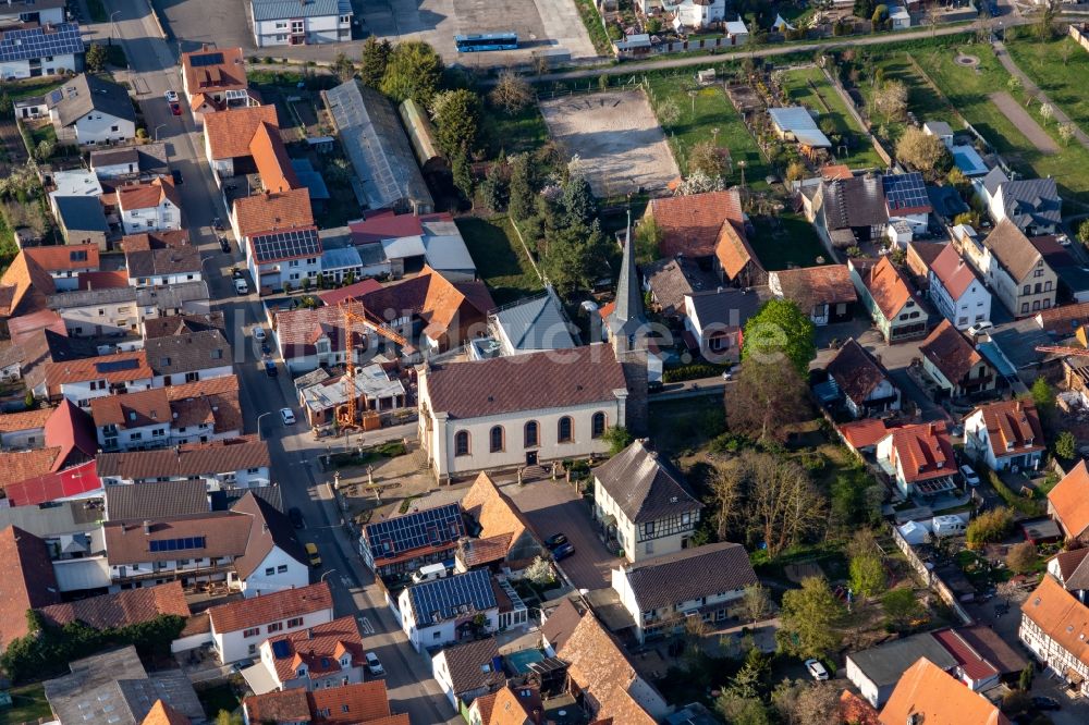 Knittelsheim aus der Vogelperspektive: Kirchengebäude in der Dorfmitte in Knittelsheim im Bundesland Rheinland-Pfalz, Deutschland