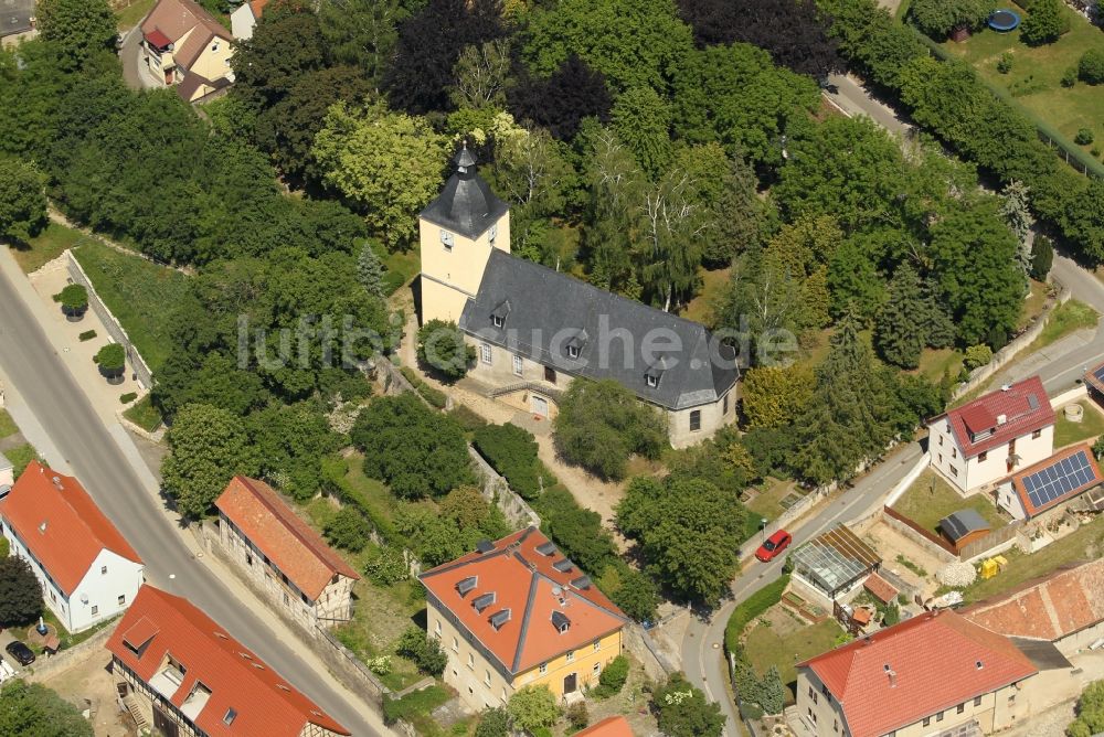 Mellingen von oben - Kirchengebäude in der Dorfmitte in Mellingen im Bundesland Thüringen, Deutschland