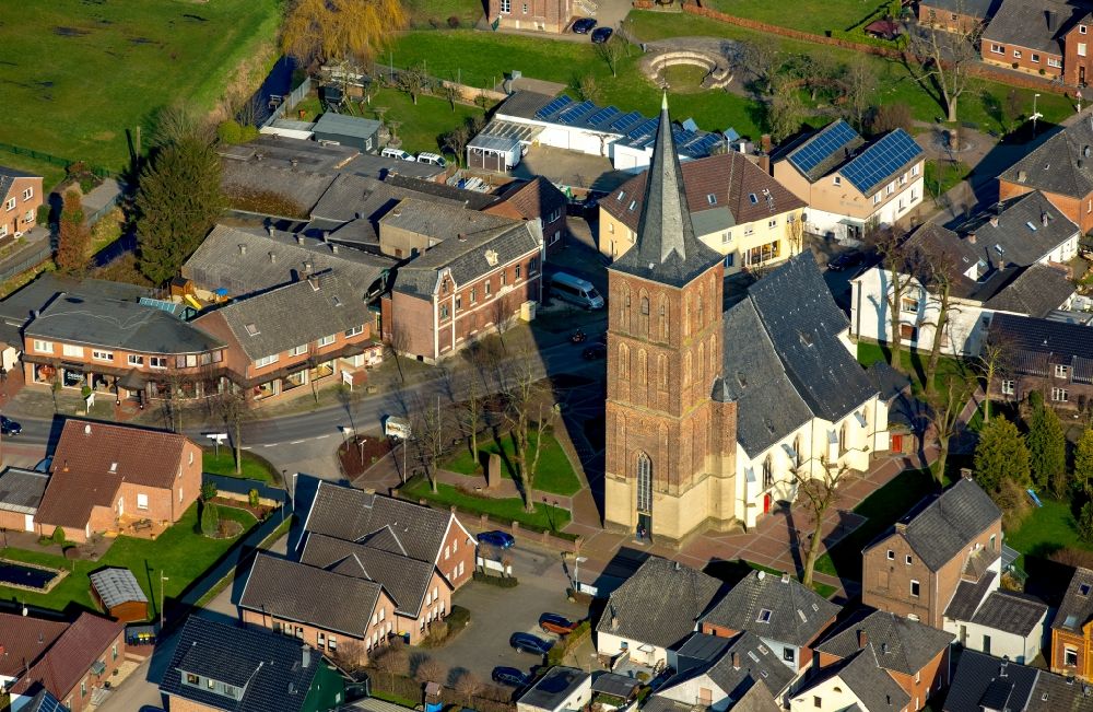 Luftbild Millingen - Kirchengebäude in der Dorfmitte in Millingen im Bundesland Nordrhein-Westfalen