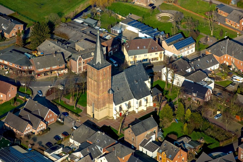 Luftaufnahme Millingen - Kirchengebäude in der Dorfmitte in Millingen im Bundesland Nordrhein-Westfalen