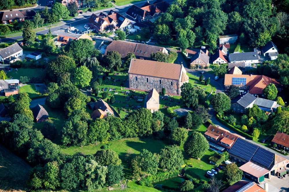 Luftbild Wangerland - Kirchengebäude in der Dorfmitte in Minsen Wangerland im Bundesland Niedersachsen, Deutschland