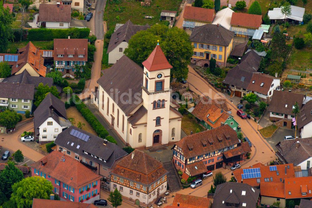 Münchweier von oben - Kirchengebäude in der Dorfmitte in Münchweier im Bundesland Baden-Württemberg, Deutschland