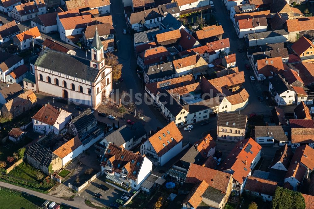 Luftbild Neupotz - Kirchengebäude in der Dorfmitte in Neupotz im Bundesland Rheinland-Pfalz, Deutschland