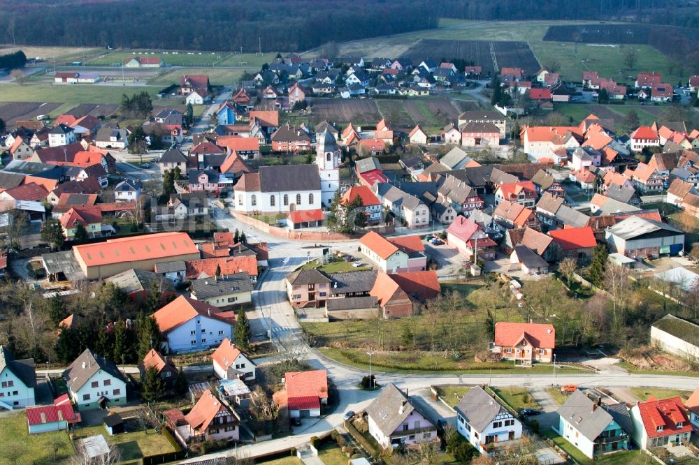 Luftaufnahme Niederlauterbach - Kirchengebäude in der Dorfmitte in Niederlauterbach in Grand Est, Frankreich