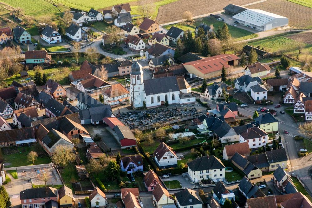 Niederlauterbach aus der Vogelperspektive: Kirchengebäude in der Dorfmitte in Niederlauterbach in Grand Est, Frankreich
