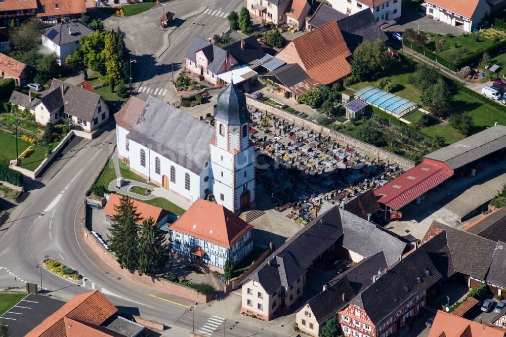 Luftbild Niederlauterbach - Kirchengebäude in der Dorfmitte in Niederlauterbach in Grand Est, Frankreich