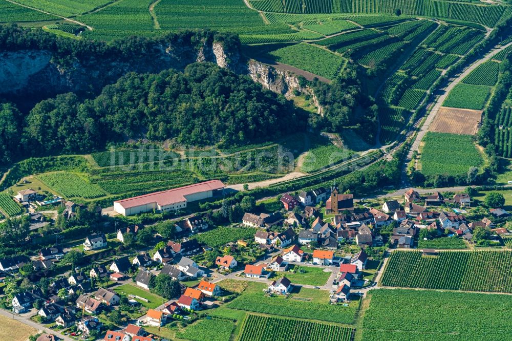 Luftaufnahme Niederrotweil - Kirchengebäude in der Dorfmitte in Niederrotweil im Bundesland Baden-Württemberg, Deutschland