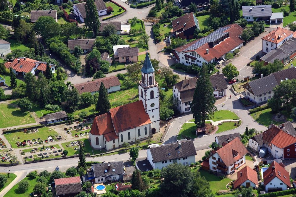 Luftaufnahme Rheinfelden (Baden) - Kirchengebäude in der Dorfmitte im Ortsteil Eichsel in Rheinfelden (Baden) im Bundesland Baden-Württemberg