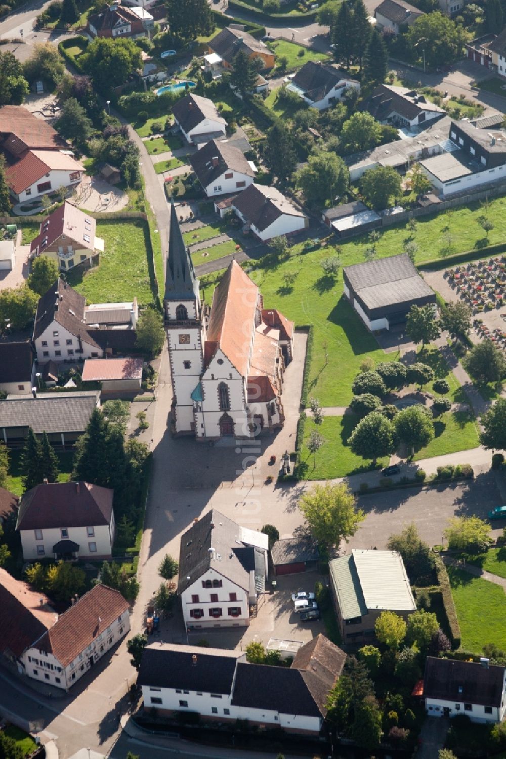 Luftbild Achern - Kirchengebäude in der Dorfmitte im Ortsteil Großweier in Achern im Bundesland Baden-Württemberg