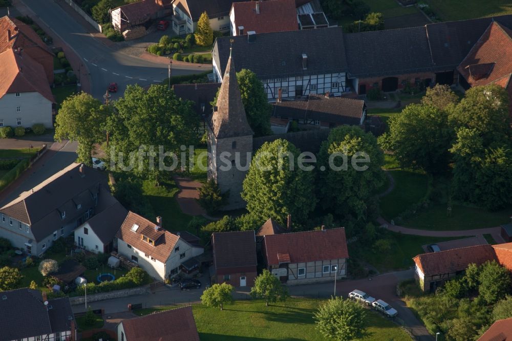 Emmerthal aus der Vogelperspektive: Kirchengebäude in der Dorfmitte im Ortsteil Hajen in Emmerthal im Bundesland Niedersachsen, Deutschland