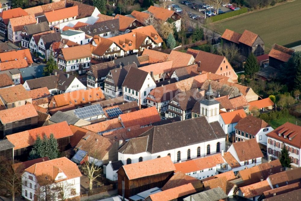 Herxheim bei Landau (Pfalz) von oben - Kirchengebäude in der Dorfmitte im Ortsteil Hayna in Herxheim bei Landau (Pfalz) im Bundesland Rheinland-Pfalz
