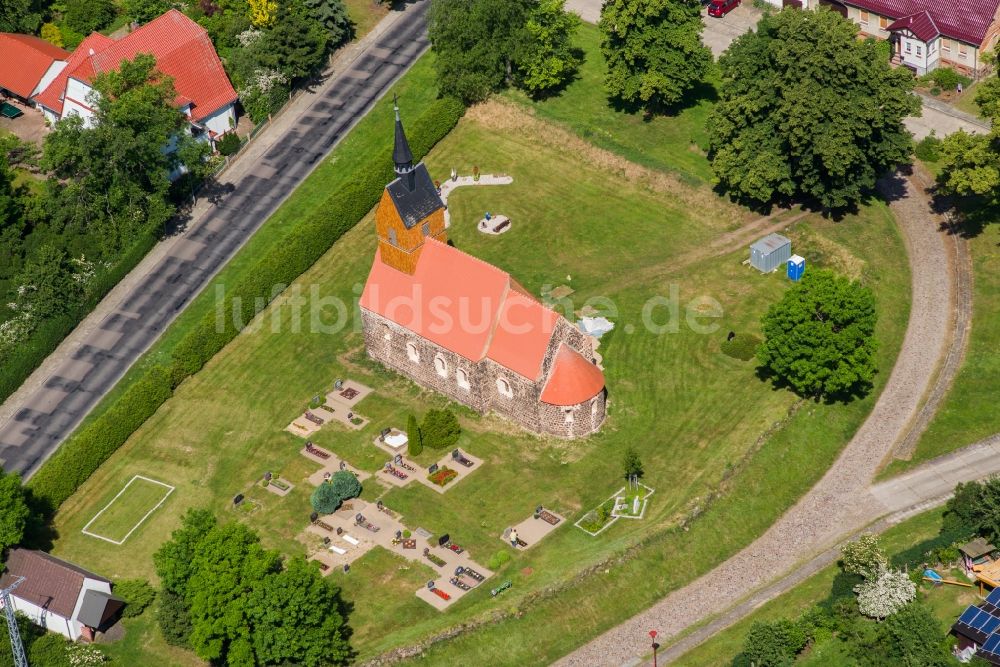 Luftbild Niemegk - Kirchengebäude in der Dorfmitte im Ortsteil Hohenwerbig in Niemegk im Bundesland Brandenburg, Deutschland