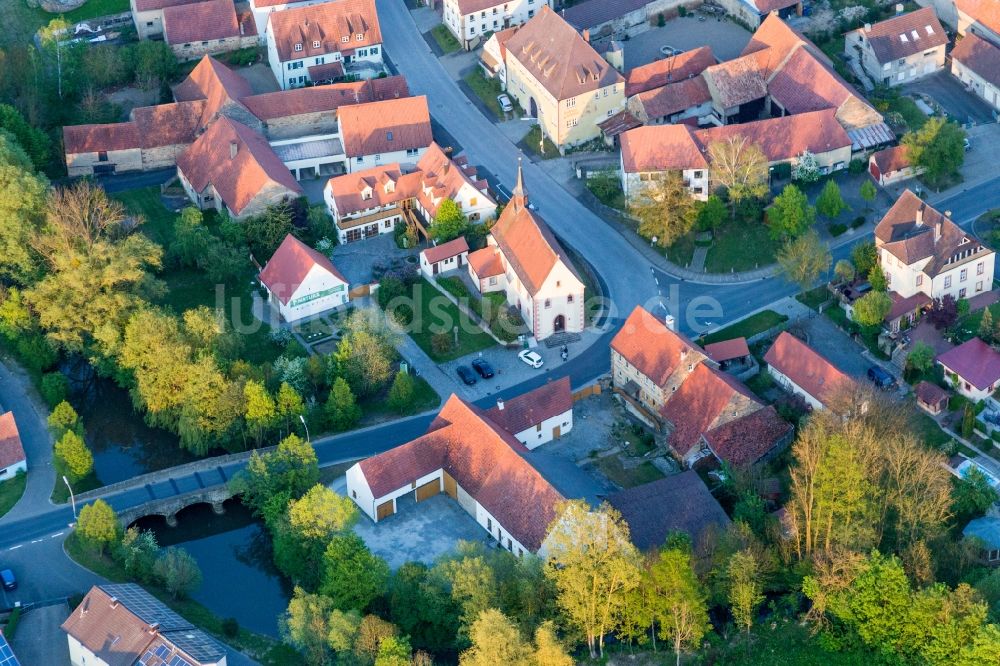 Luftaufnahme Prichsenstadt - Kirchengebäude in der Dorfmitte im Ortsteil Laub in Prichsenstadt im Bundesland Bayern, Deutschland