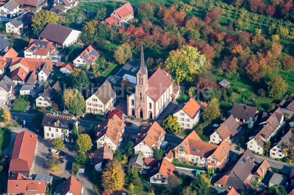 Achern aus der Vogelperspektive: Kirchengebäude in der Dorfmitte im Ortsteil Mösbach in Achern im Bundesland Baden-Württemberg, Deutschland