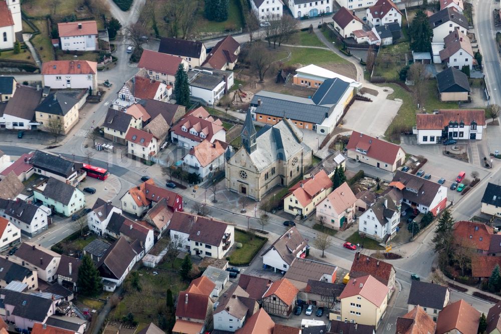 Luftaufnahme Bad Rappenau - Kirchengebäude in der Dorfmitte im Ortsteil Obergimpern in Bad Rappenau im Bundesland Baden-Württemberg, Deutschland