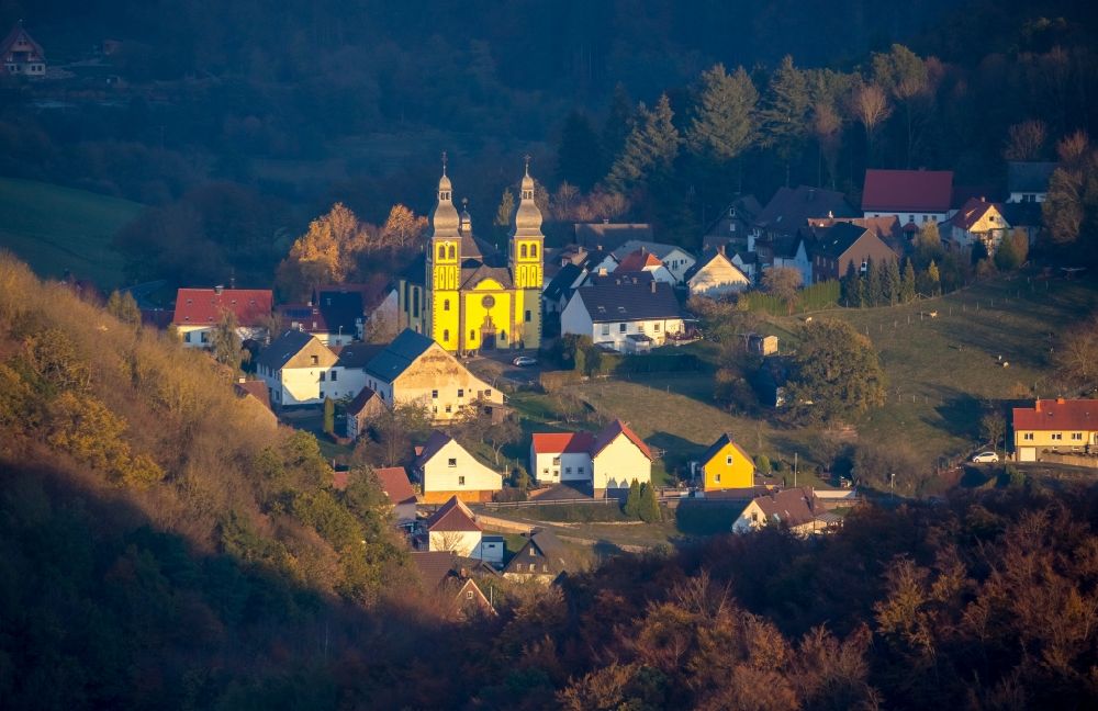 Luftbild Marsberg - Kirchengebäude in der Dorfmitte im Ortsteil Padberg in Marsberg im Bundesland Nordrhein-Westfalen, Deutschland