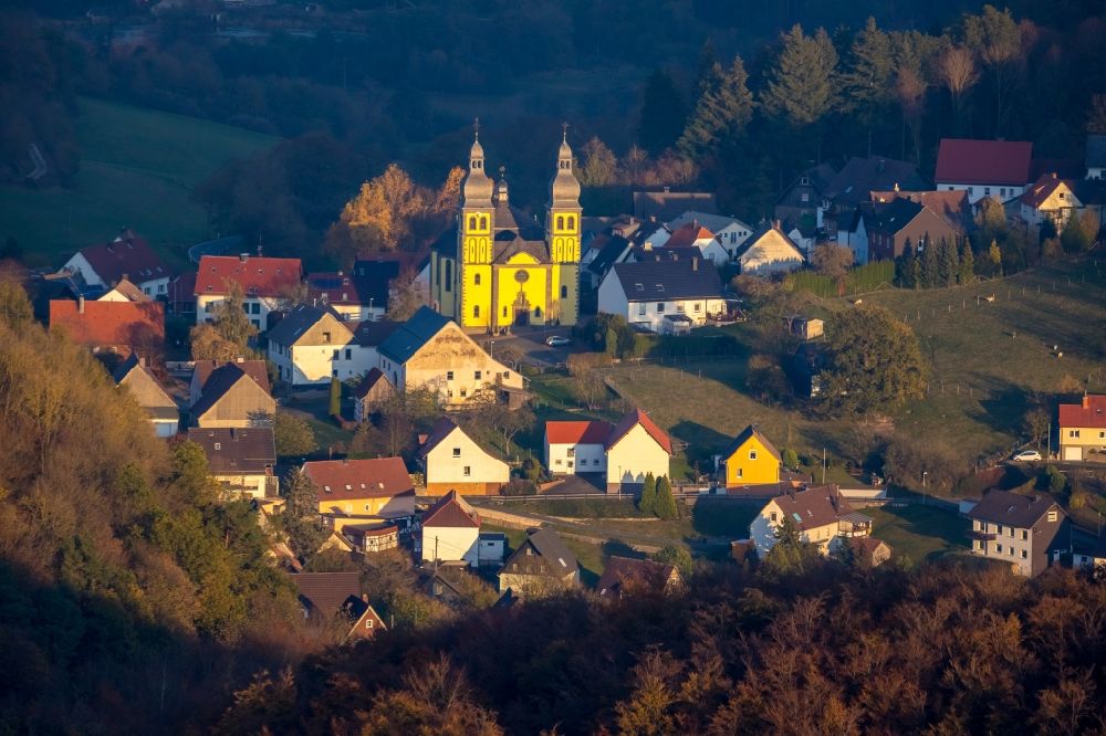 Marsberg von oben - Kirchengebäude in der Dorfmitte im Ortsteil Padberg in Marsberg im Bundesland Nordrhein-Westfalen, Deutschland