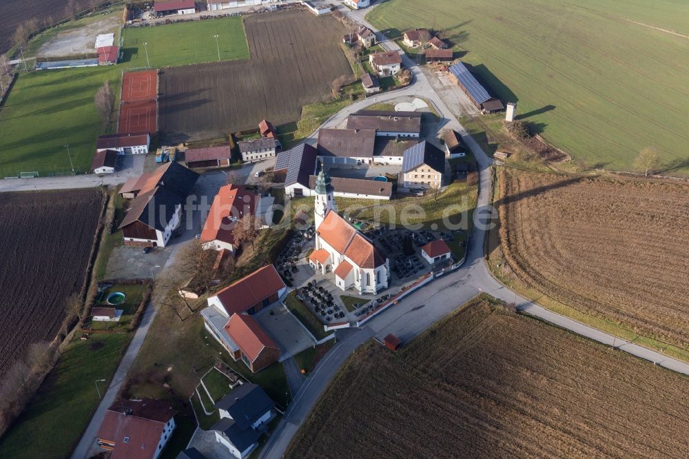 Luftbild Ruhstorf an der Rott - Kirchengebäude in der Dorfmitte im Ortsteil Schmidham in Ruhstorf an der Rott im Bundesland Bayern, Deutschland