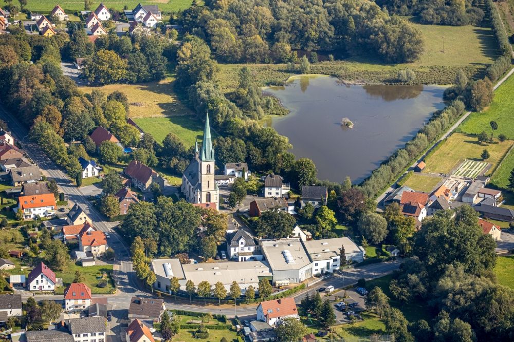 Luftbild Ostinghausen - Kirchengebäude in der Dorfmitte in Ostinghausen im Bundesland Nordrhein-Westfalen, Deutschland