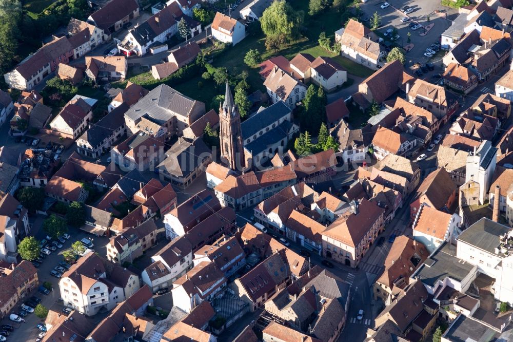 Luftaufnahme Pfaffenhoffen - Kirchengebäude in der Dorfmitte in Pfaffenhoffen in Grand Est, Frankreich