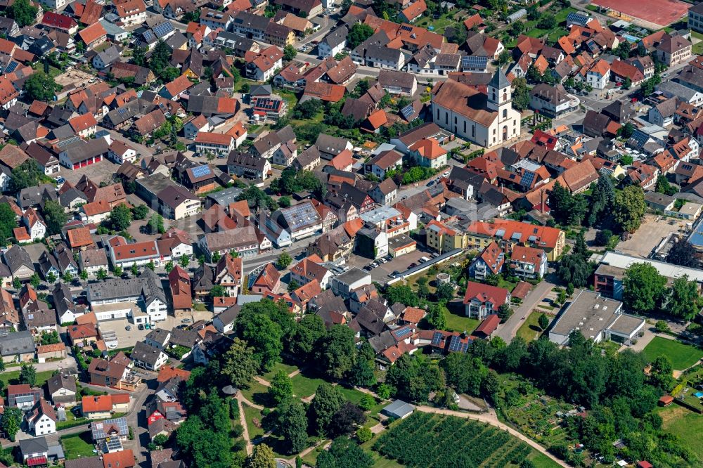 Renchen von oben - Kirchengebäude in der Dorfmitte in Renchen im Bundesland Baden-Württemberg, Deutschland