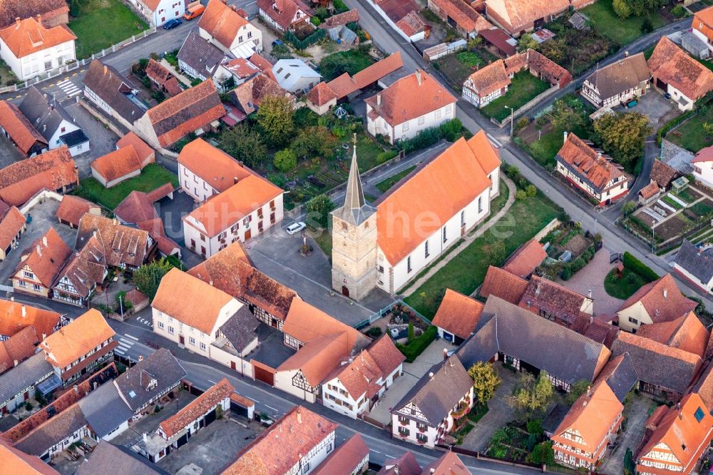 Riedseltz von oben - Kirchengebäude in der Dorfmitte in Riedseltz in Grand Est, Frankreich