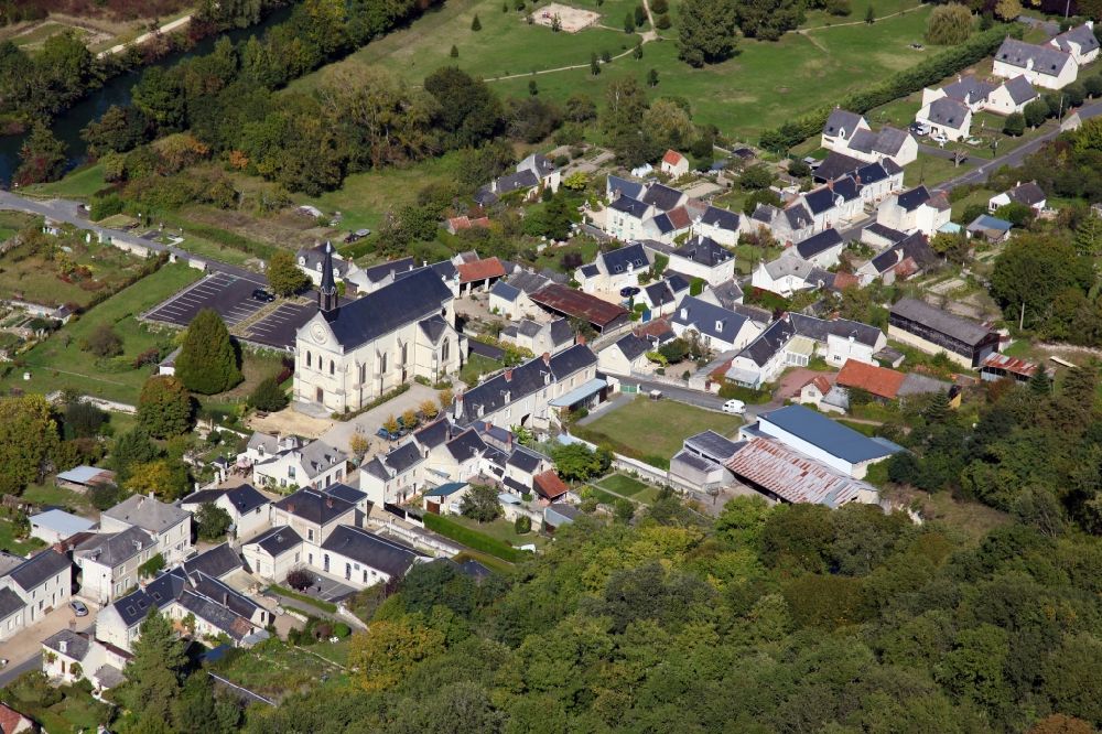 Rigny Usse von oben - Kirchengebäude in der Dorfmitte in Rigny Usse in Centre-Val de Loire, Frankreich