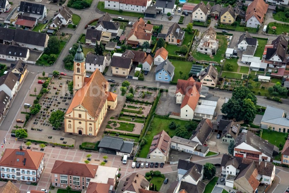 Luftaufnahme Ringsheim - Kirchengebäude in der Dorfmitte in Ringsheim im Bundesland Baden-Württemberg, Deutschland