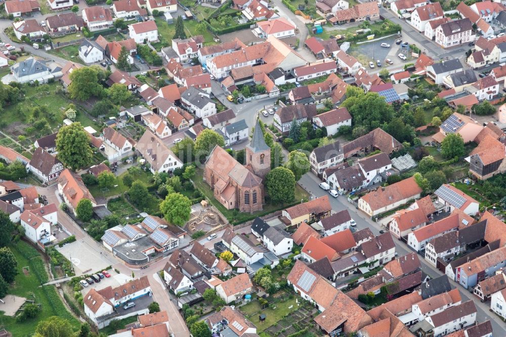 Rohrbach aus der Vogelperspektive: Kirchengebäude in der Dorfmitte in Rohrbach im Bundesland Rheinland-Pfalz, Deutschland