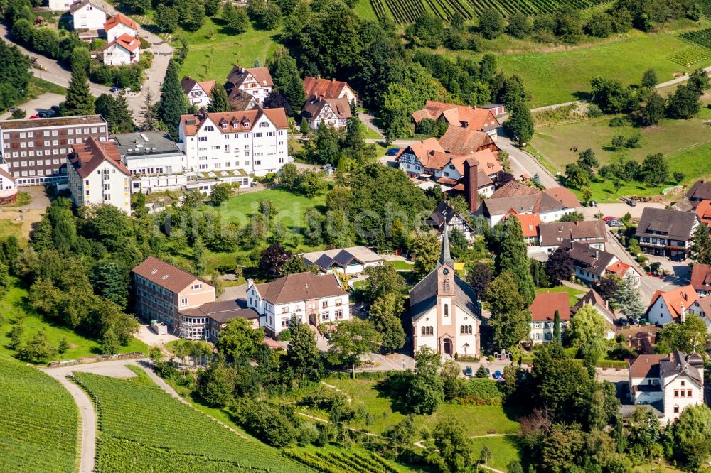 Luftaufnahme Sasbachwalden - Kirchengebäude in der Dorfmitte in Sasbachwalden im Bundesland Baden-Württemberg, Deutschland