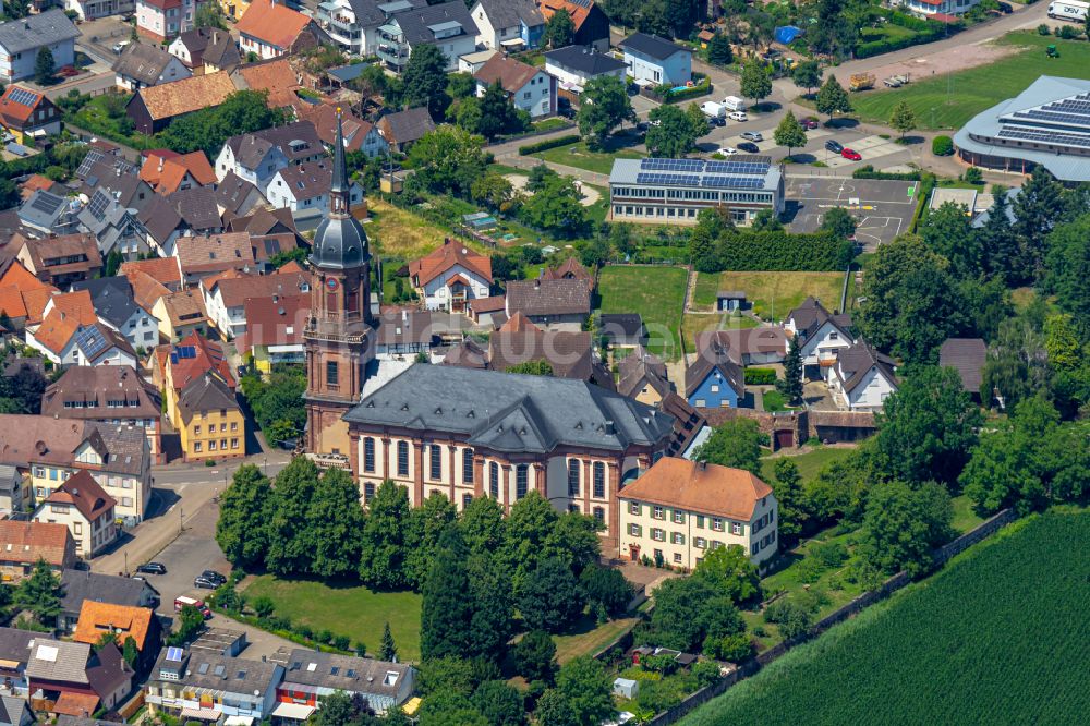 Schuttern von oben - Kirchengebäude in der Dorfmitte in Schuttern im Bundesland Baden-Württemberg, Deutschland
