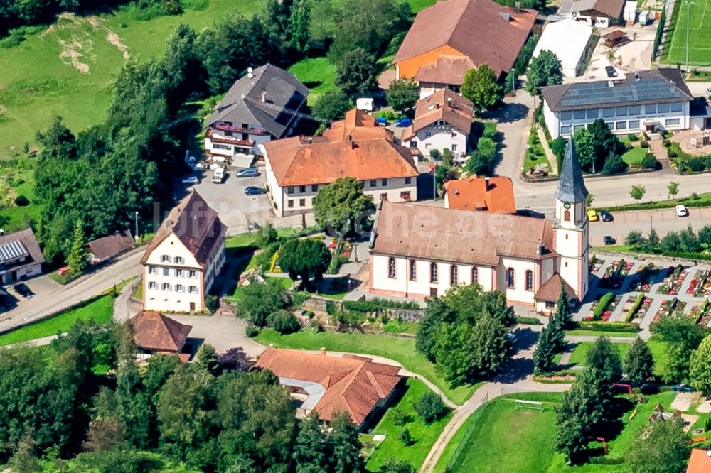 Luftaufnahme Schuttertal - Kirchengebäude in der Dorfmitte Schweighausen im Schuttertal im Bundesland Baden-Württemberg, Deutschland