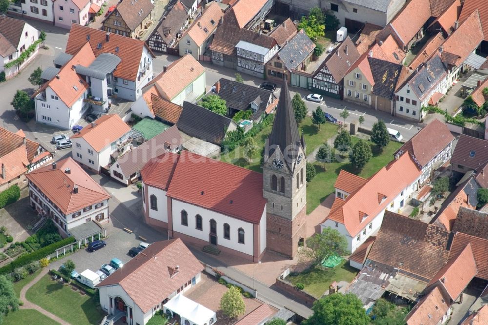 Steinweiler von oben - Kirchengebäude in der Dorfmitte in Steinweiler im Bundesland Rheinland-Pfalz