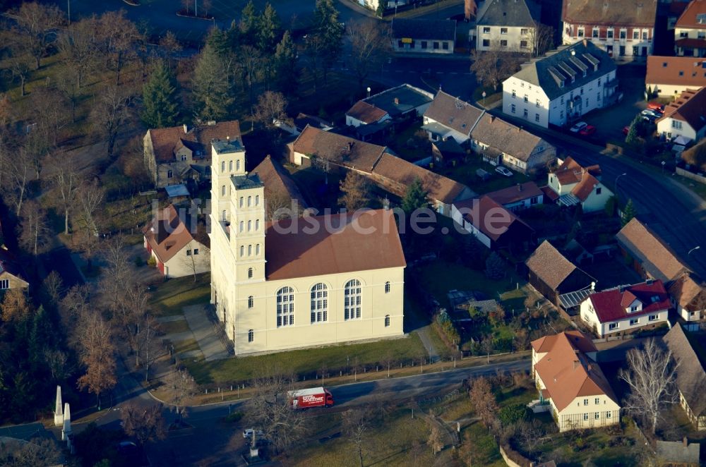 Straupitz aus der Vogelperspektive: Kirchengebäude in der Dorfmitte in Straupitz im Bundesland Brandenburg, Deutschland